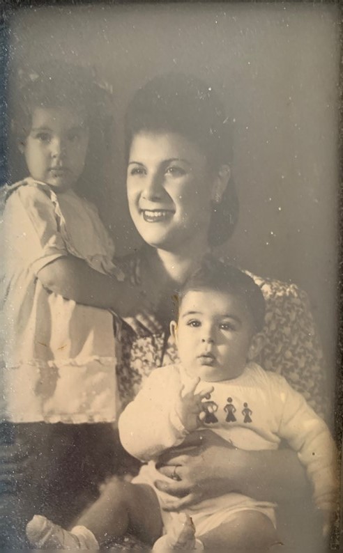 צעירה עם שני ילדיה