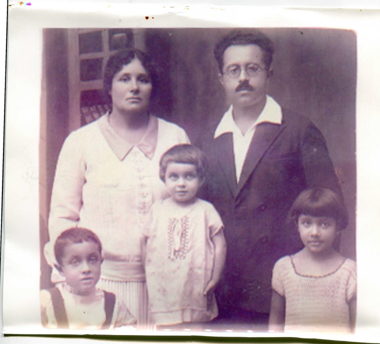 סבתי עם משפחתה בסמוך לאחר העלייה לארץ (1926)