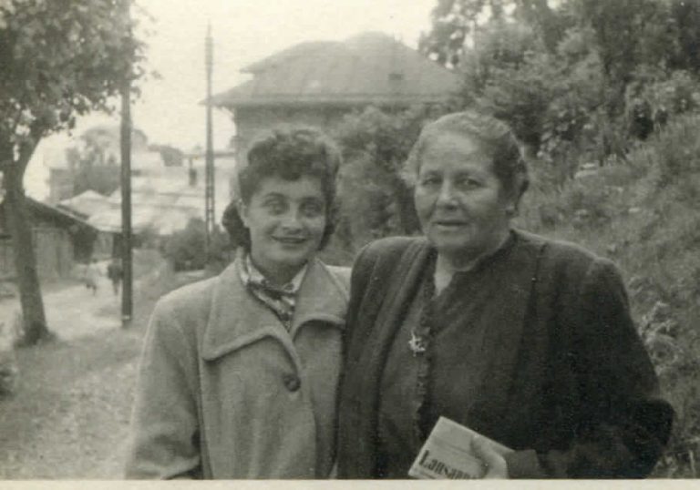 סבתי ואמי בשוויץ 1949