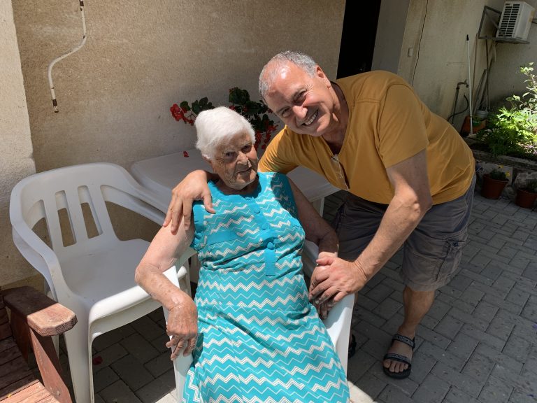 בקיבוץ עם עזז