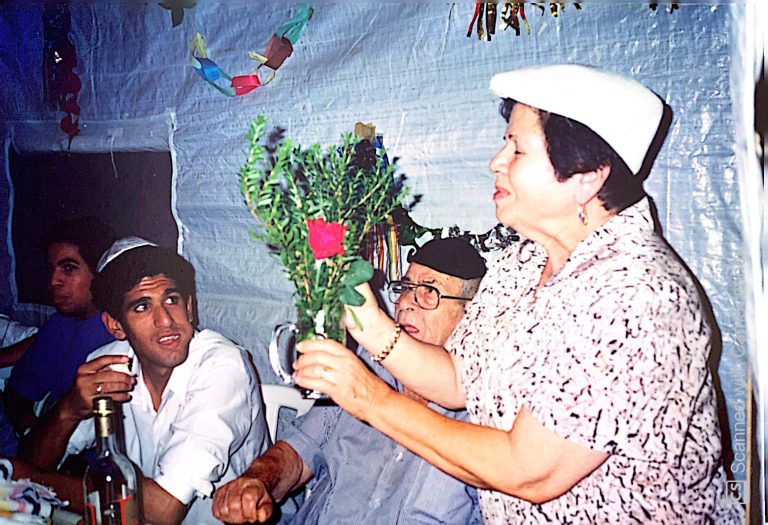 עם הבשמים בסוכה