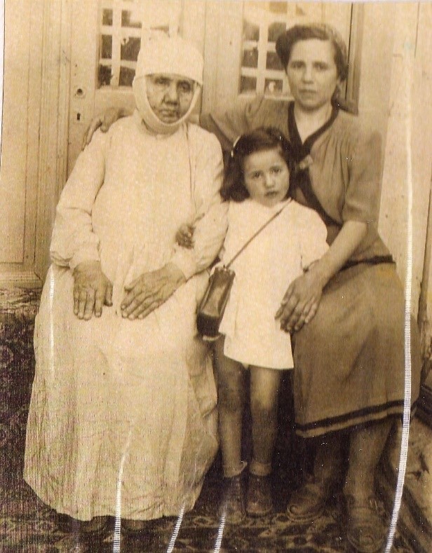 שמחה פתיה כילדה עם אמא וסבתה