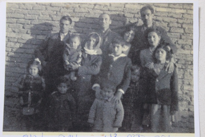 ננה דינה, בניה דויד ורחמים, בתה חנום, חודדאד בעלה ובנותיהם אירן ושרה