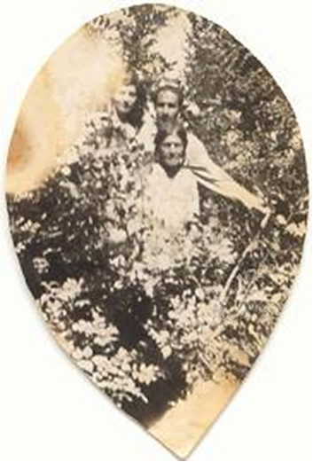 ננה דינה, מאחוריה ציון ואירן, במלאייר