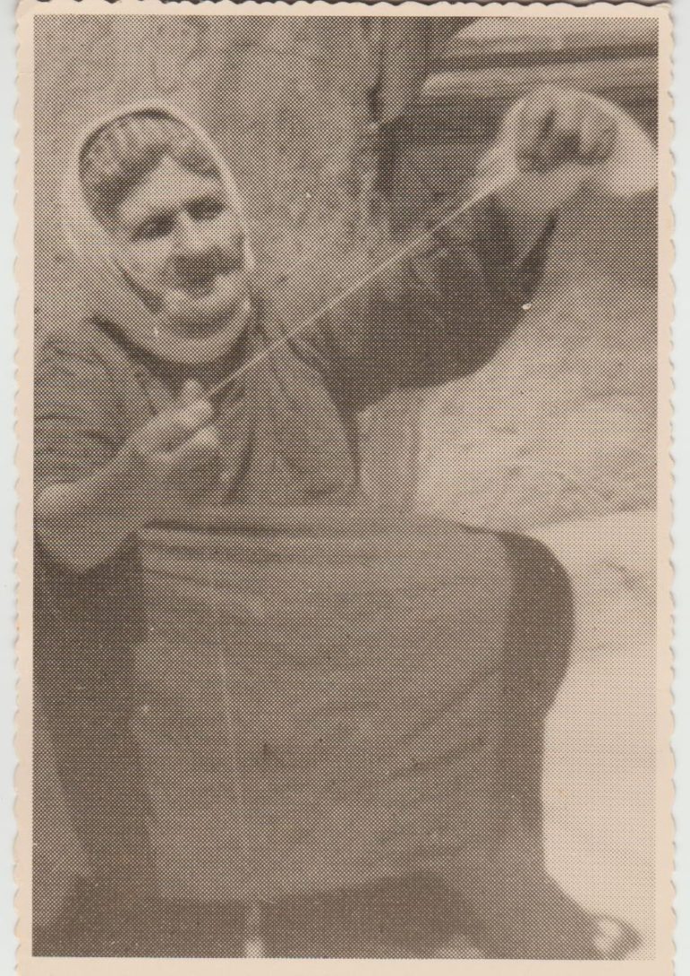 סבתא אסתר טווה חוטי צמר לציציות